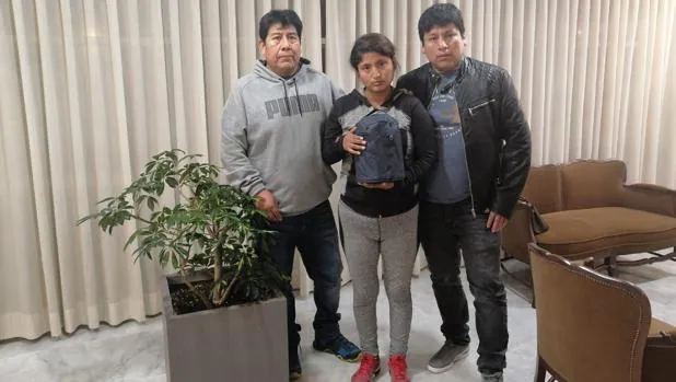 La familia del marinero peruano del Rua Mar regresa a su país con sus restos mortales