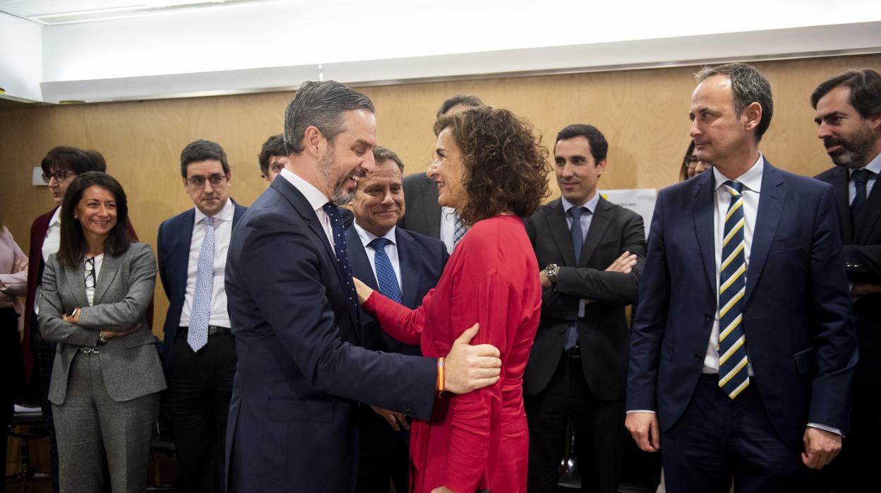 El consejero de Hacienda de la Junta de Andalucía, Juan Bravo, saluda a la ministra María Jesús Montero al inicio de la reunión del Consejo de Política Fiscal y Financiera en Madrid