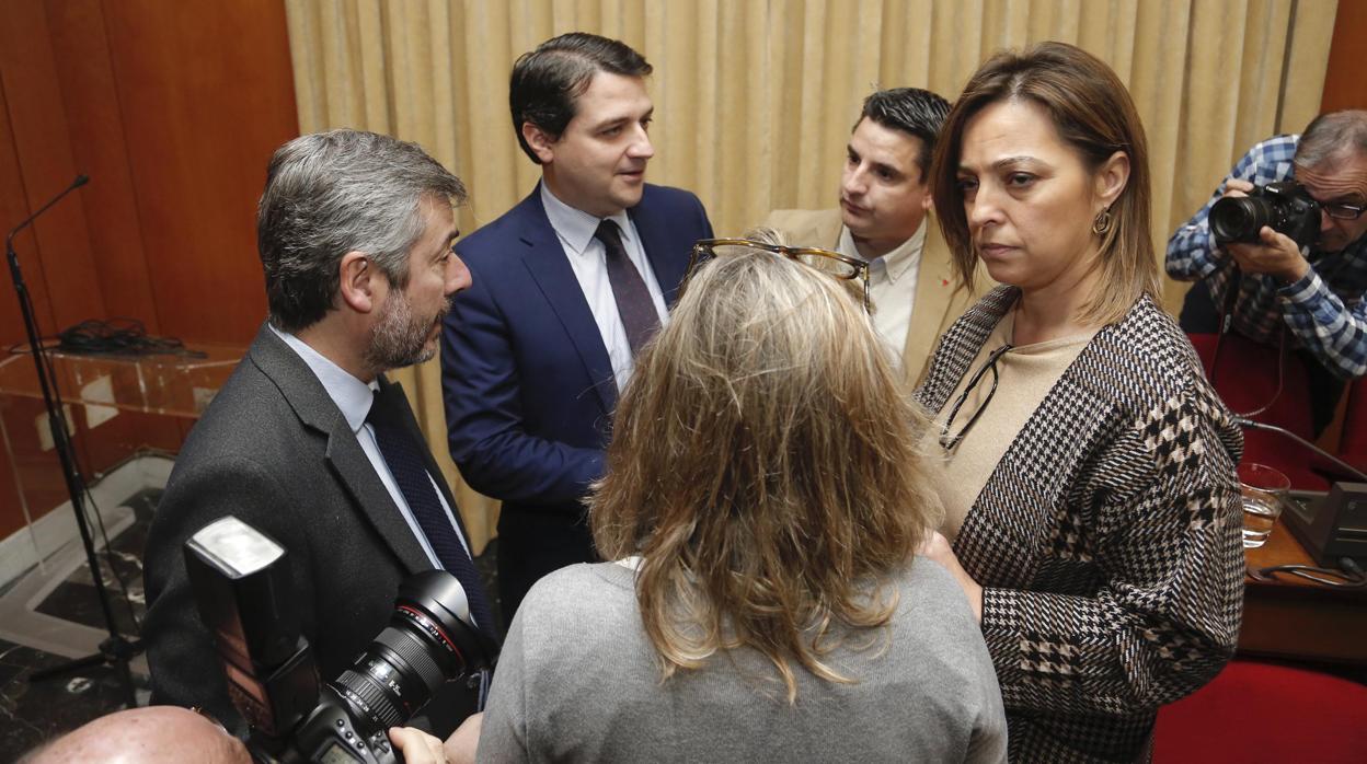 El alcalde, José María Bellido, con Pedro García, Isabel Ambrosio e Isabel Albás