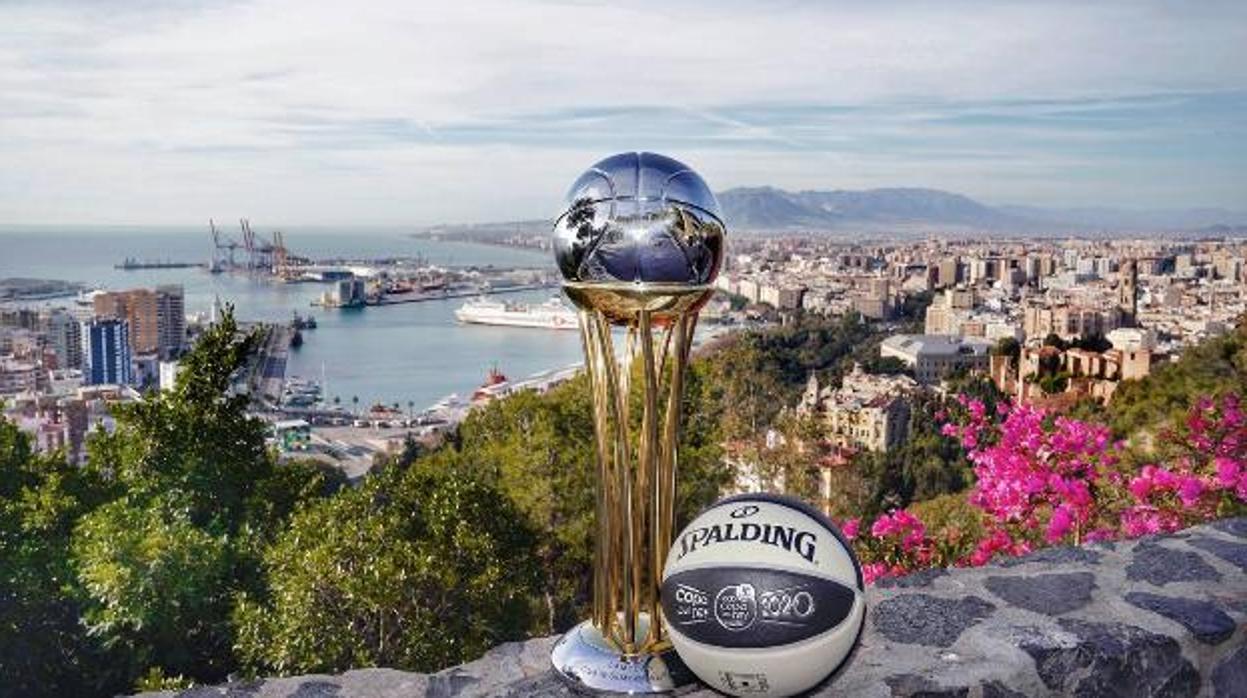 Trofeo y balón oficial del torneo