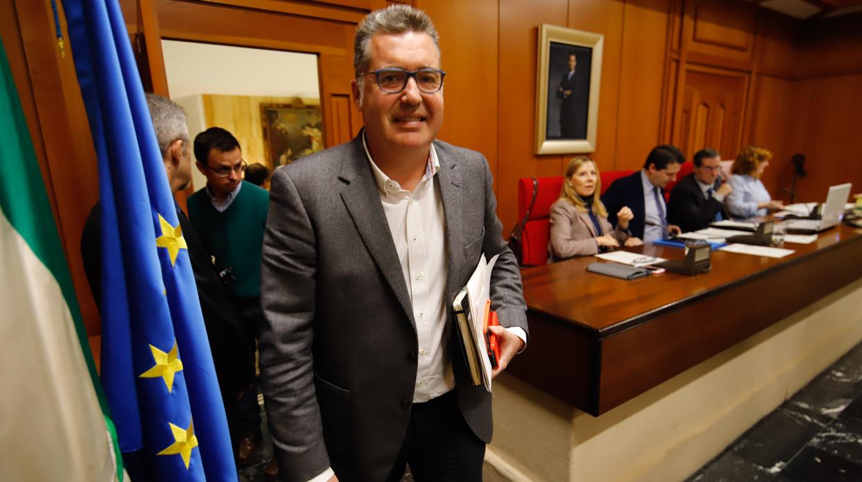 El edil de Deportes accede al Salón de Plenos del Ayuntamiento antes de su última sesión