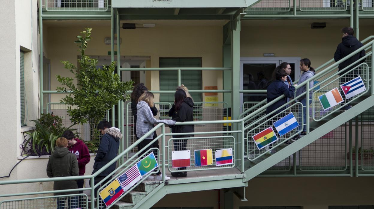 Unos adolescentes en las escaleras de un colegio público