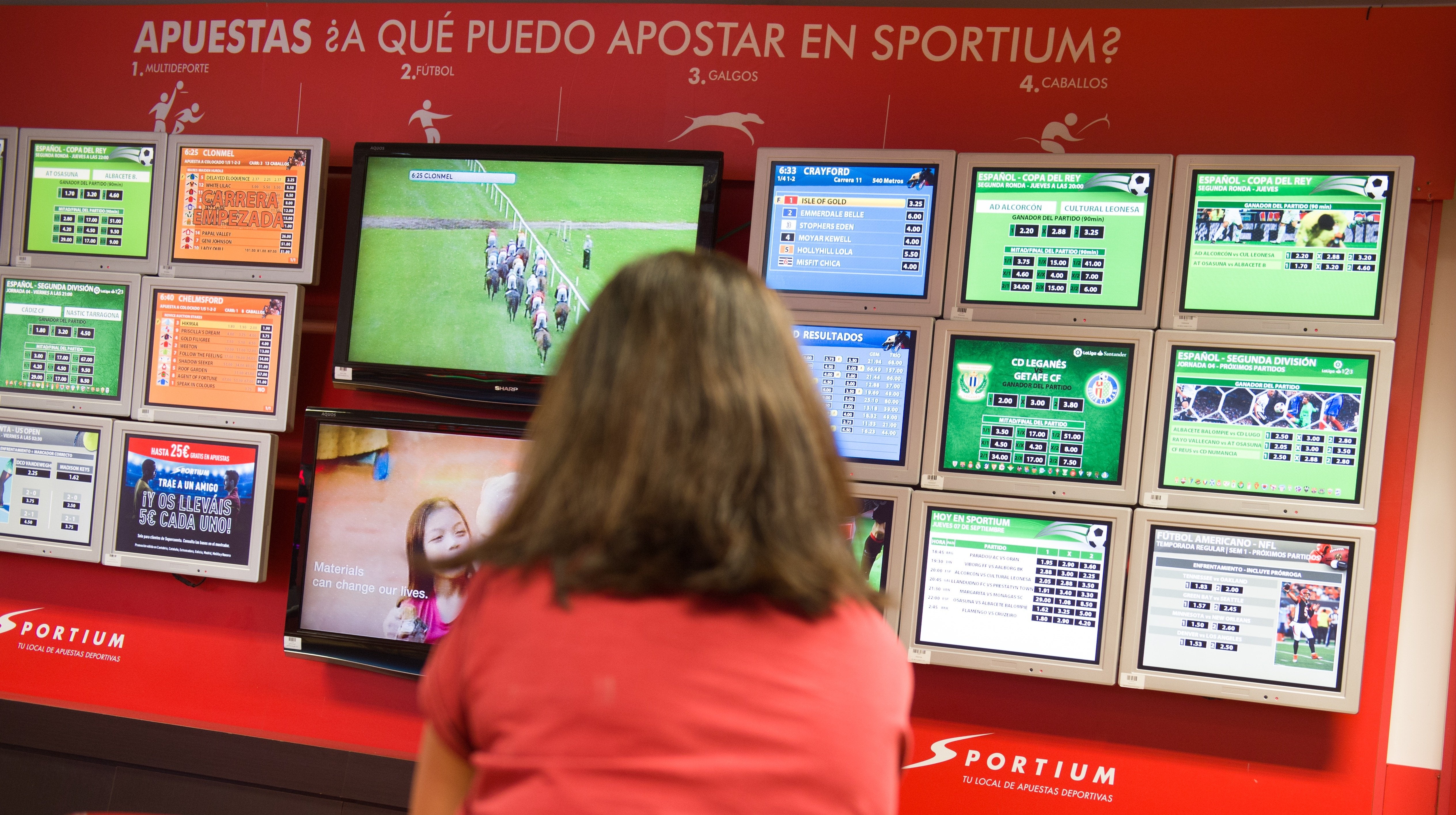 Una mujer en una casa de apuestas