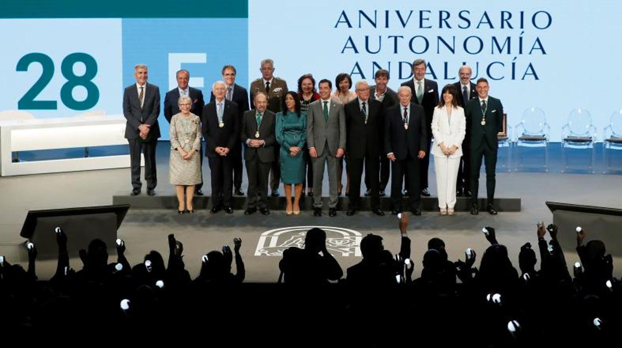 Foto de familia con los galardonados por el Día de Andalucía