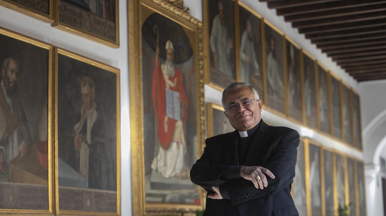 El prelado, delante del retrato de Osio