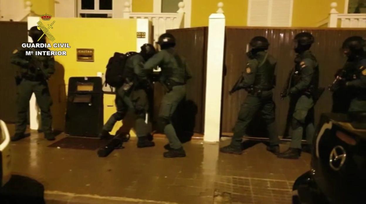 Imágenes de la «Operación Ropero» realizada por la Guardia Civil en Tarifa