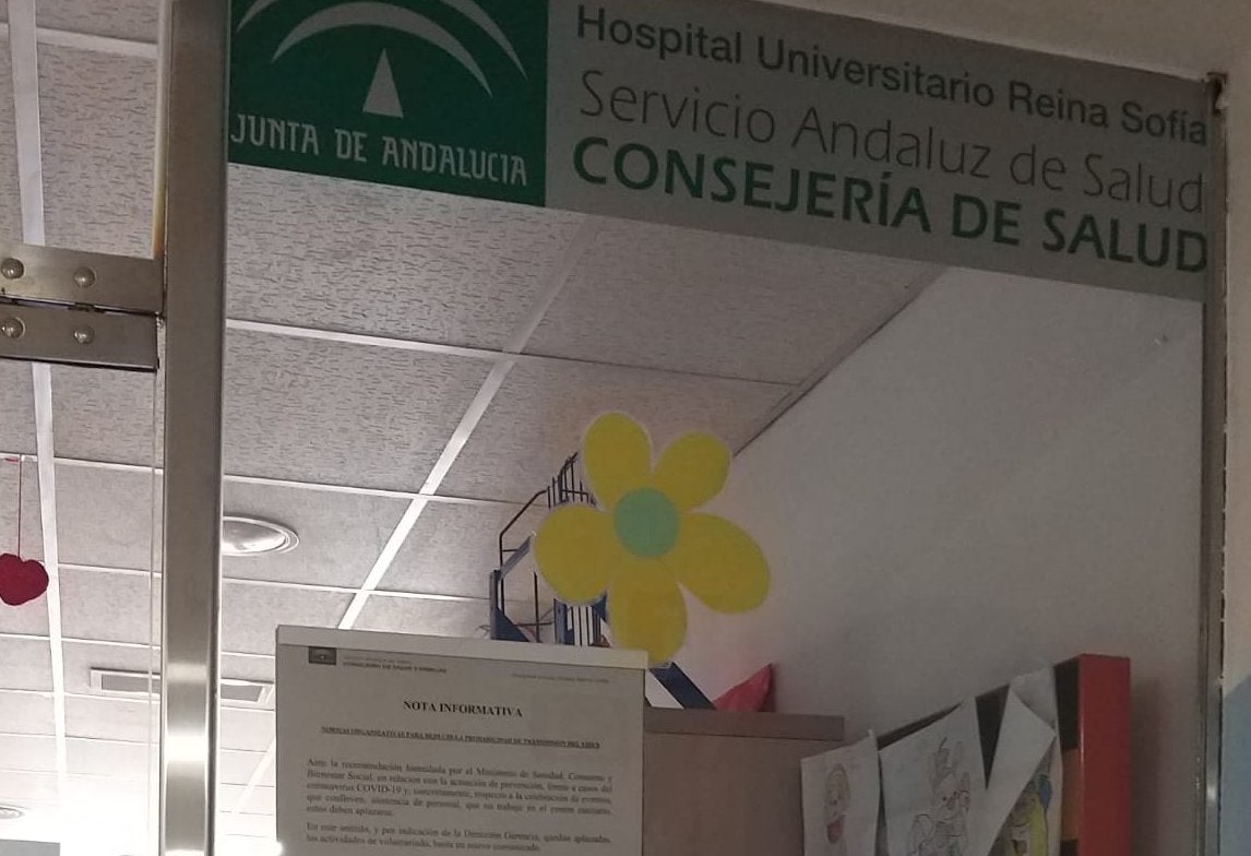 Cartel que informa del aplazamiento de las actividades con voluntarios