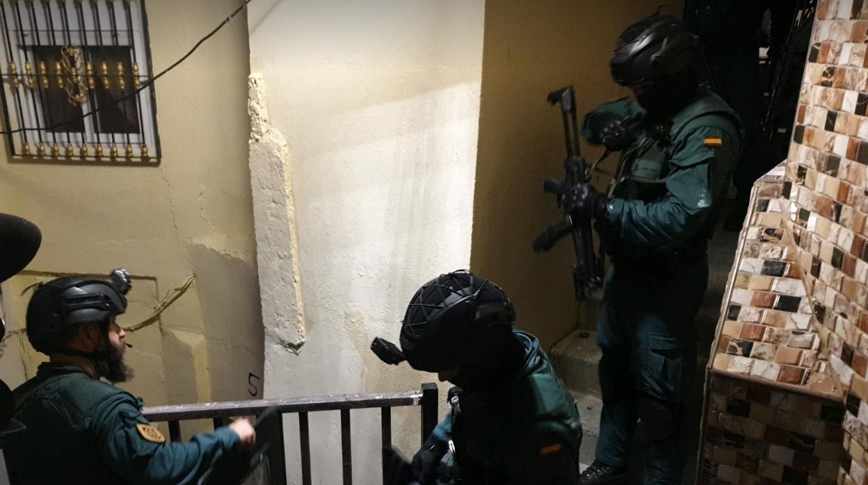 Varios agentes, durante los registros realizados en Ceuta