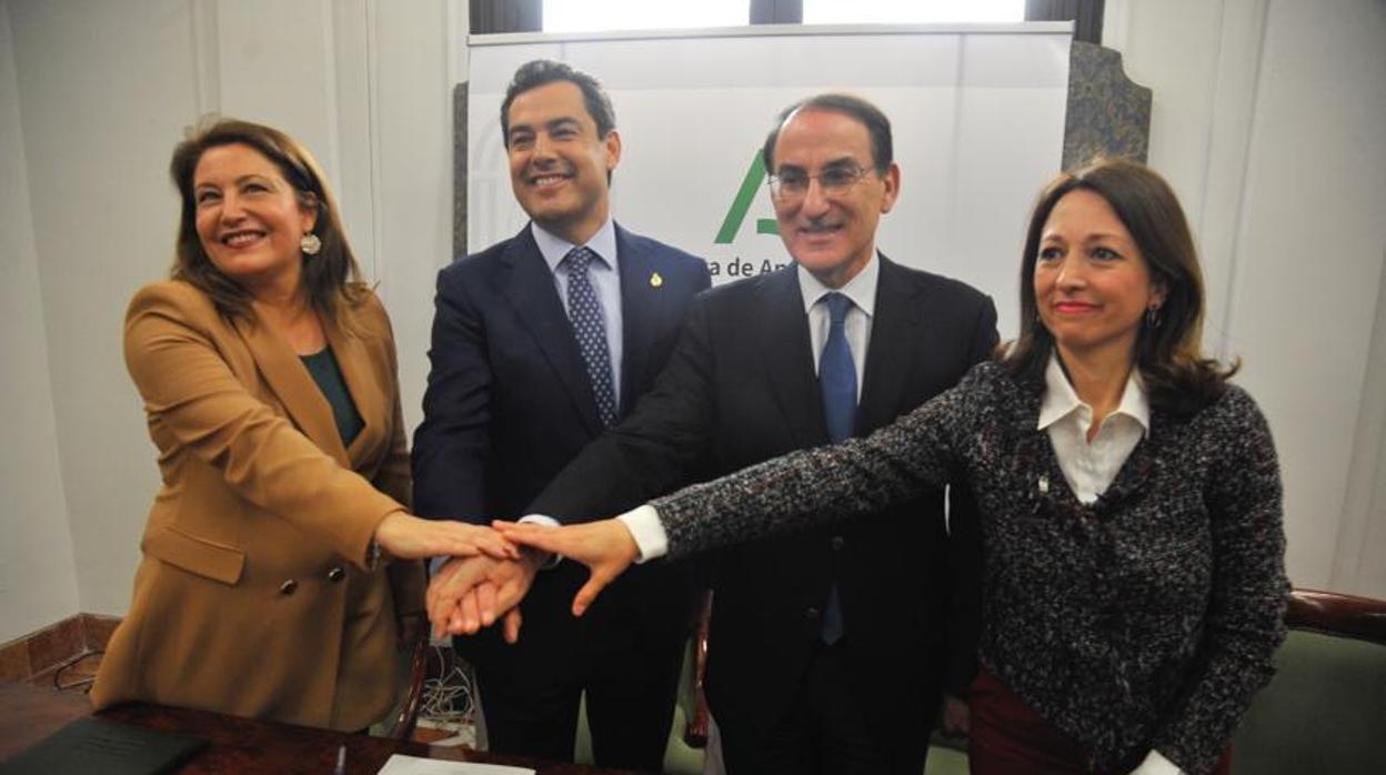 El presidente de la Junta, Juanma Moreno, junto a Javier González de Lara, Carmen Crespo y Patricia Navarro
