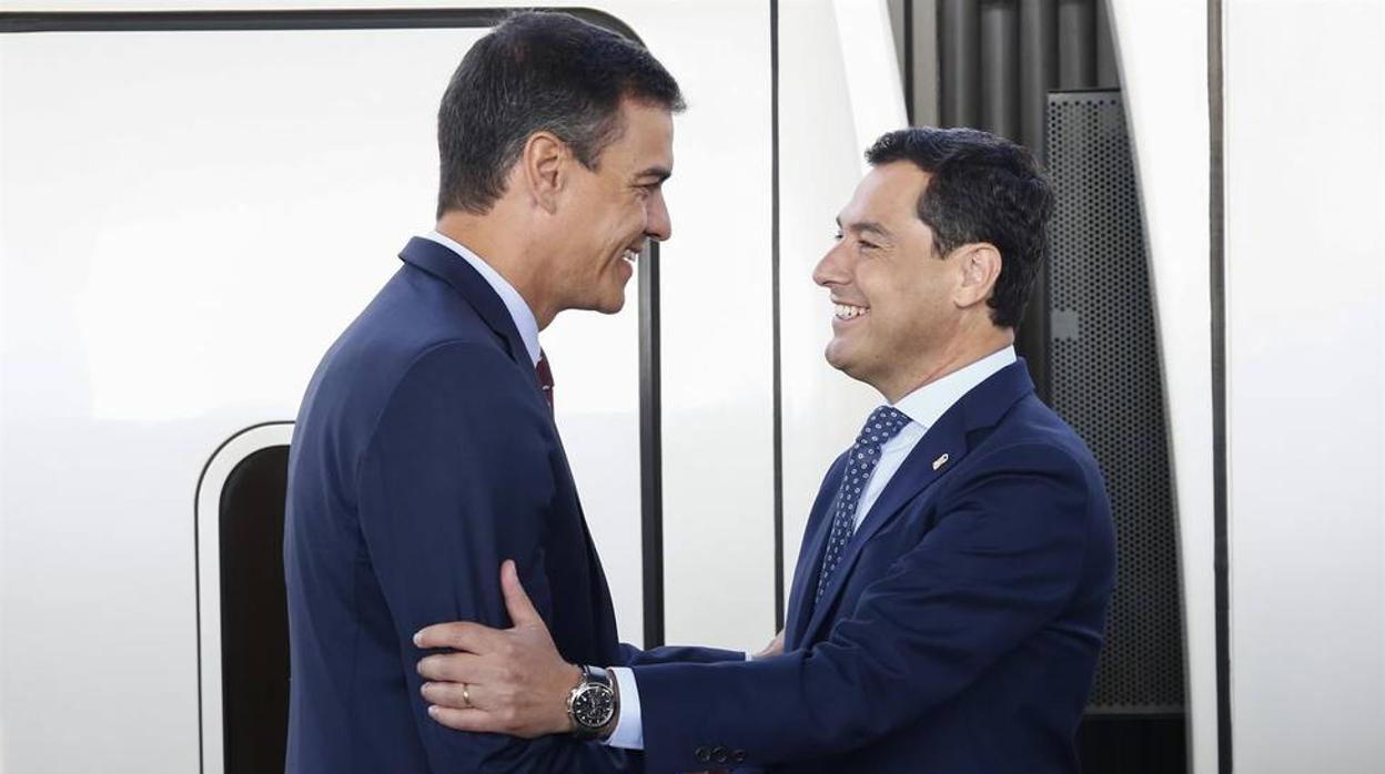 Juanma Moreno, presidente de la Junta de Andalucía, junto a Pedro Sánchez, presidente del Gobierno de España, durante la inauguración del AVE en Granada