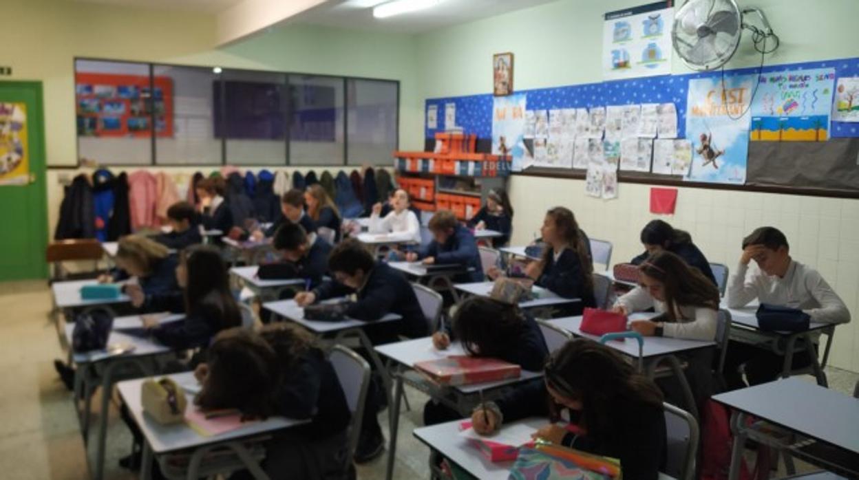 Uno de los grupos del colegio Cervantes trabajando en sus poemas sobre la donación