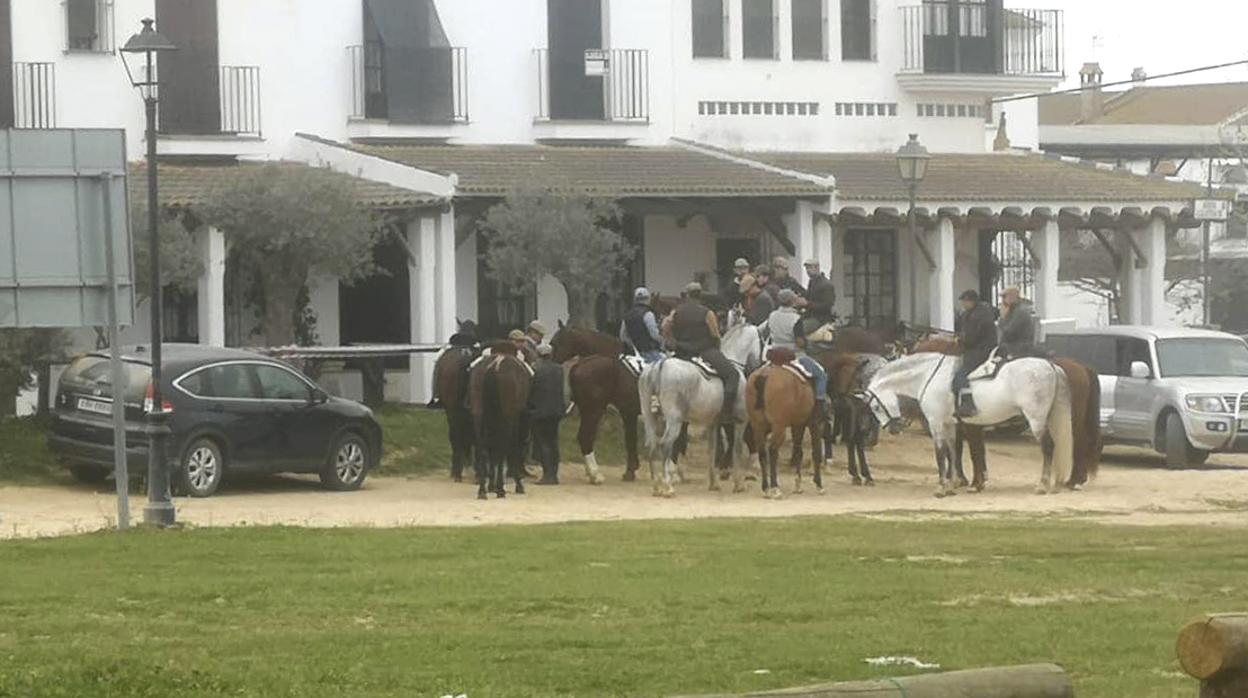 Caballlistas esta tarde en la aldea de El Rocío