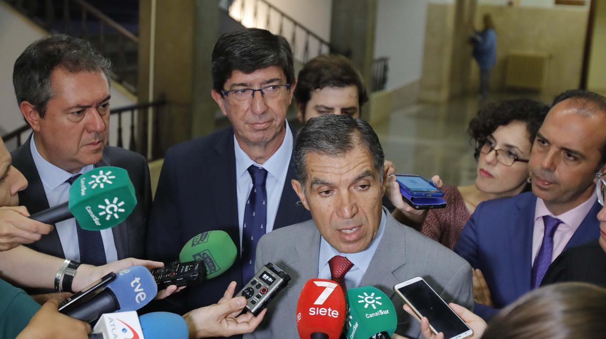 Lorenzo del Río atiende a los medios en una visita a la Audiencia de Sevilla