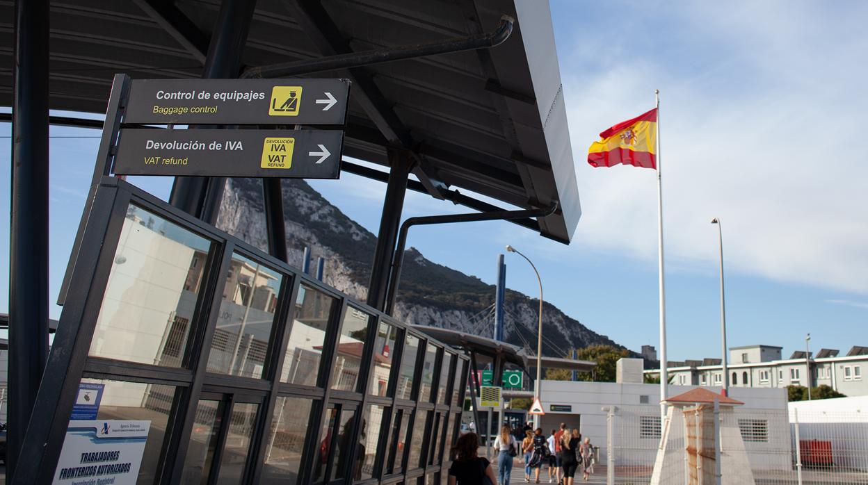 Imagen de la Aduana de La Línea de la Concepción por donde los peatones acceden a Gibraltar