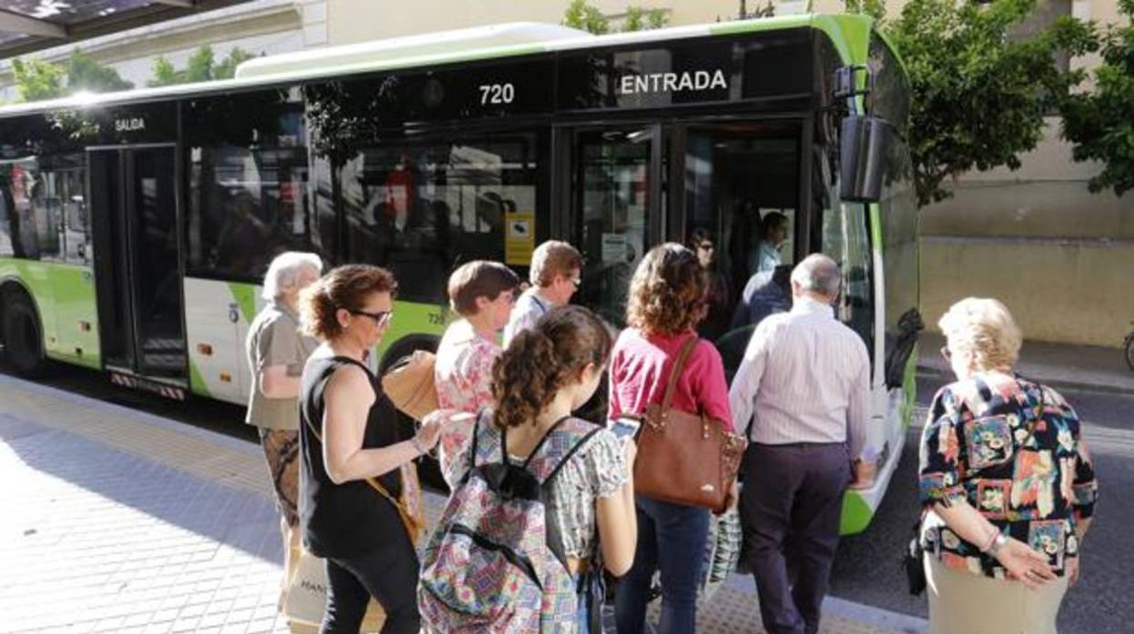 Pasajeros subiendo a un autobús en una foto de archivo