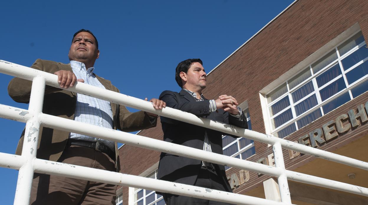 Tulio Mendoza y Salvador Guarecuco, exiliados venezolanos, en la Faculad de Derecho de Málaga