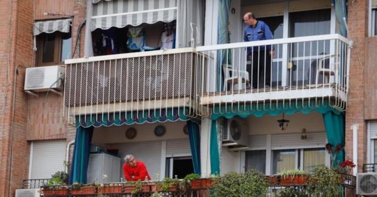 Vecinos de Córdoba confinados en sus viviendas por la alerta sanitaria