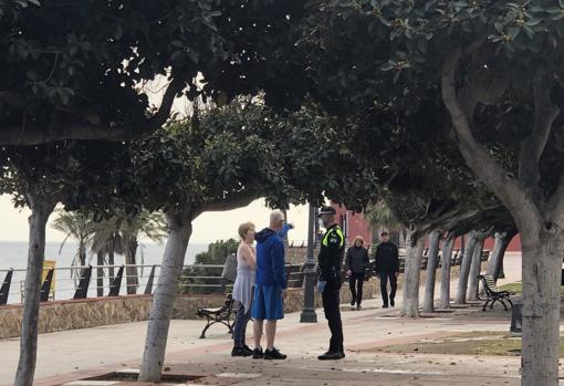 La Policía Local de Benalmádena pide a dos turistas que se vuelvan a su lugar de confinamiento