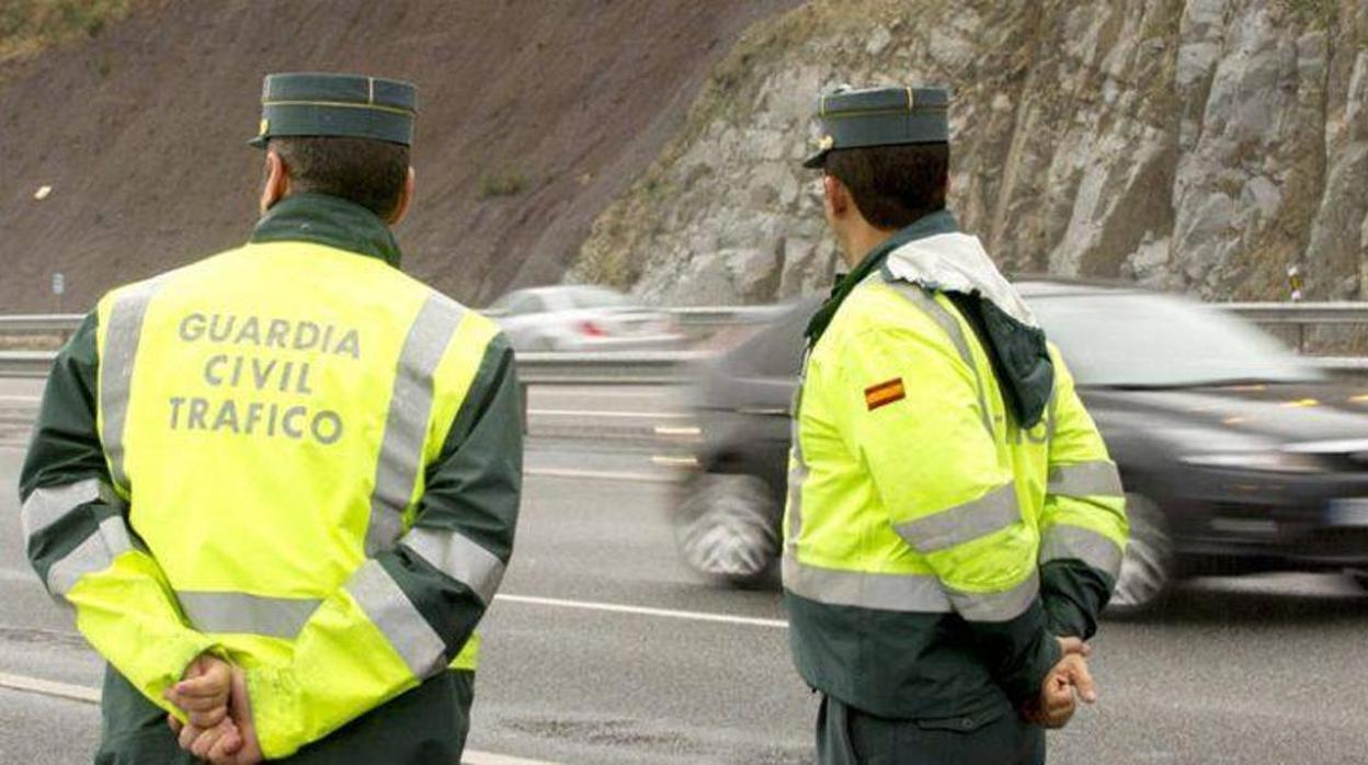 Dos agentes de la Guardia Civil vigiilan el tráfico