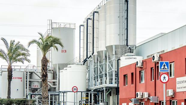 Cosentino aísla por prevención a ocho trabajadores tras detectar uno de ellos una infección respiratoria leve