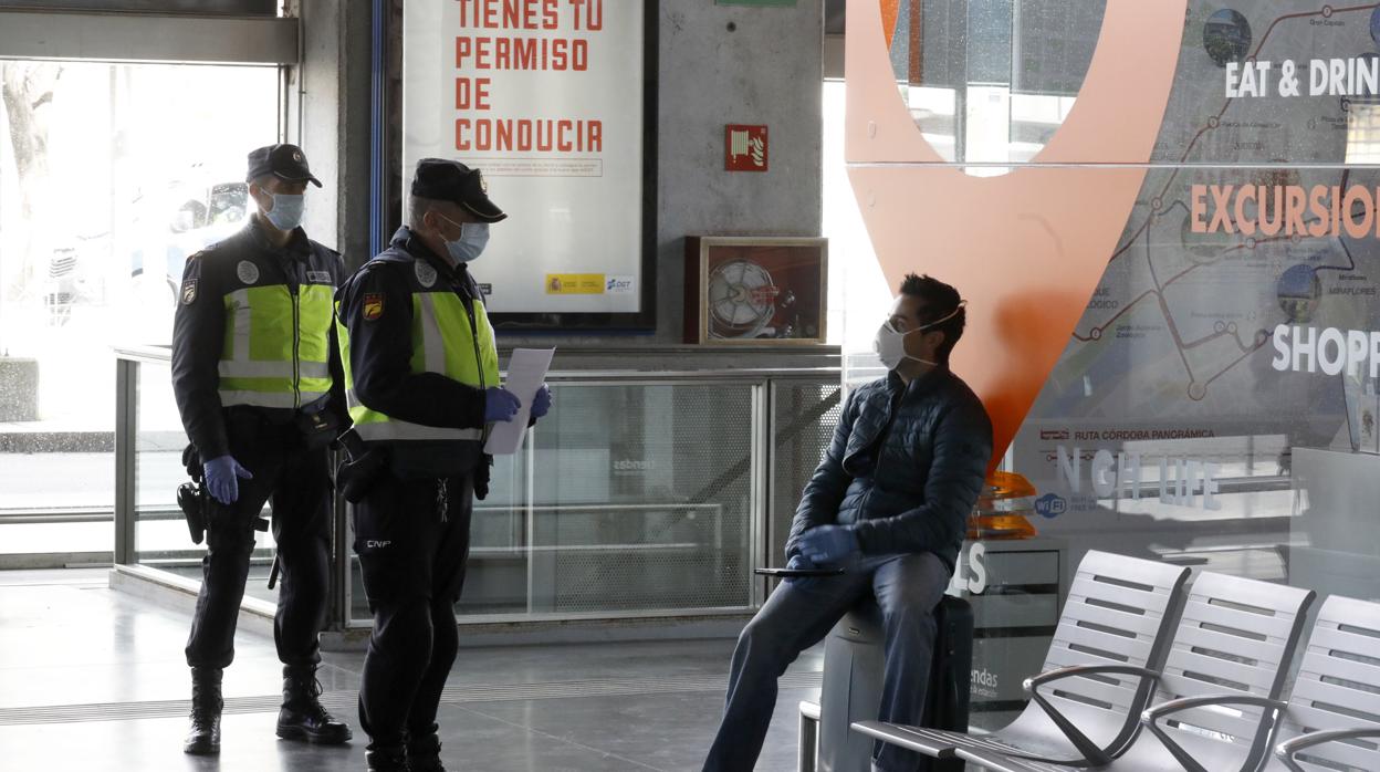 Dos policías consultan el motivo de viaje a un hombre en la estación de tren de Córdoba