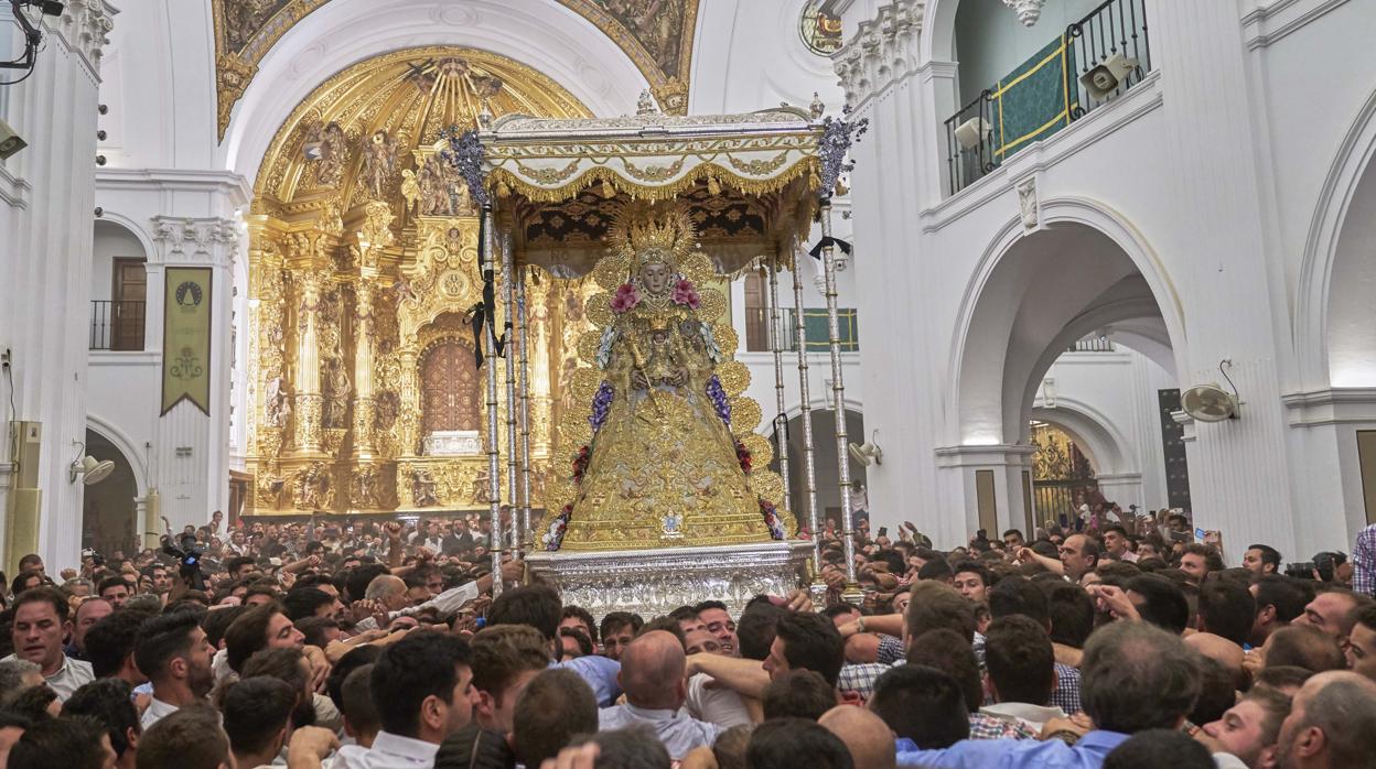La Virgen del Rocío sale de su Santuario a hombros de los almonteños en la pasada Romería