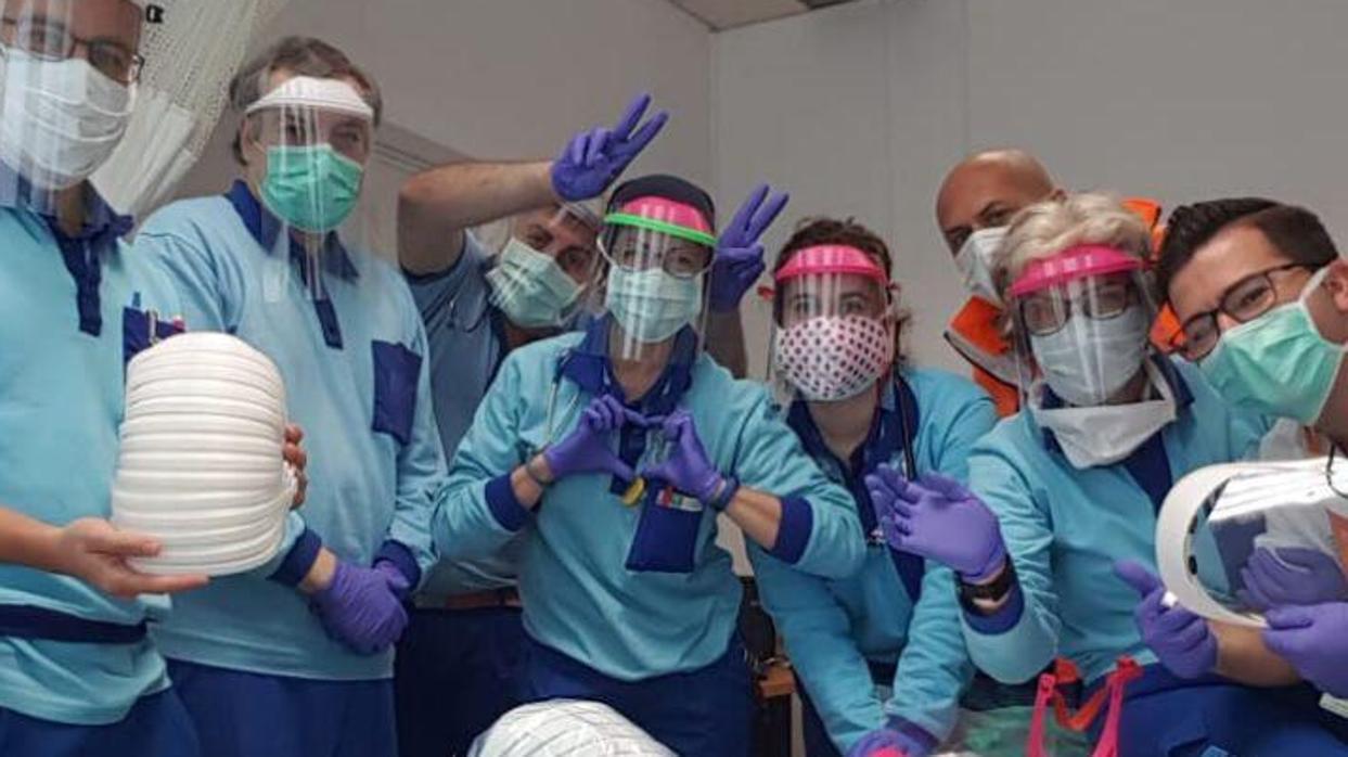Personal del centro de salud de Las Lagunas de Mijas con las caretas hechas por los voluntarios