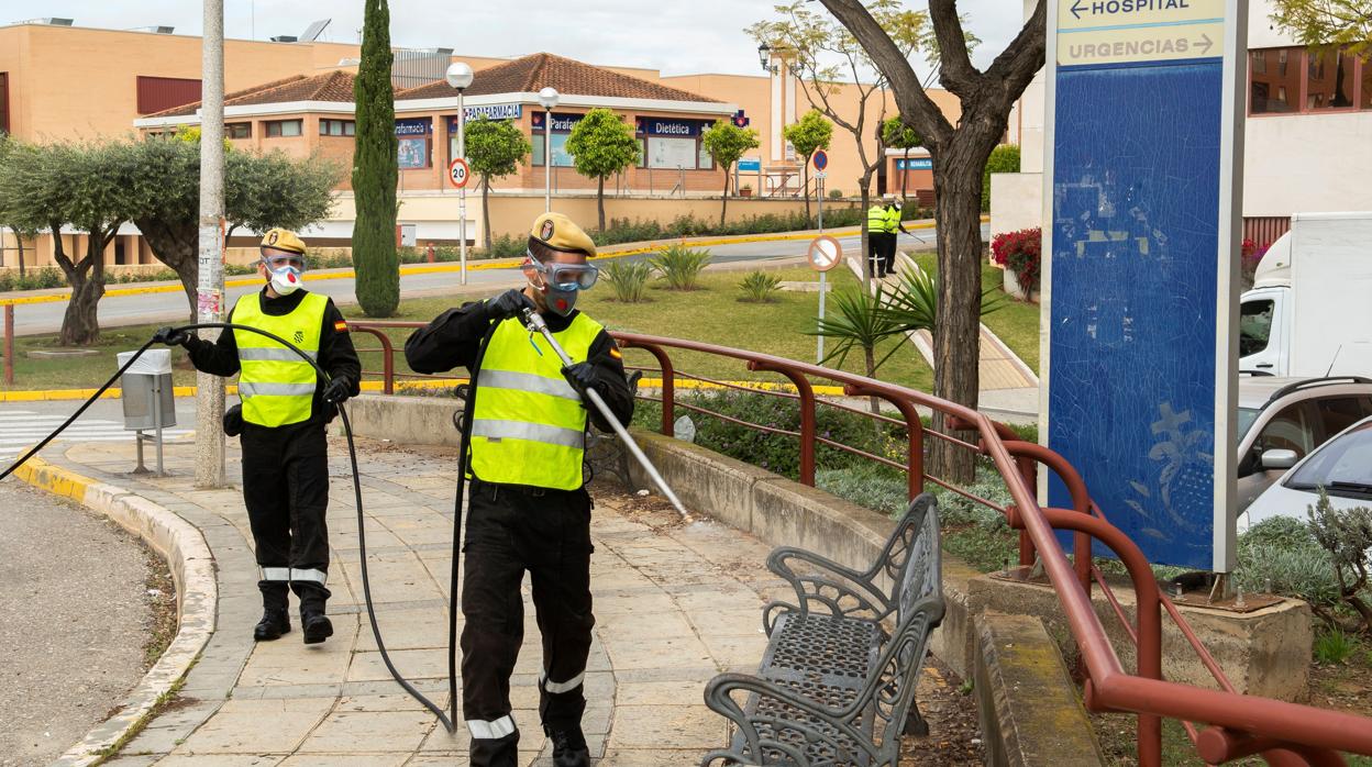 Labores de desinfección en el entorno del hospital de Bormujos
