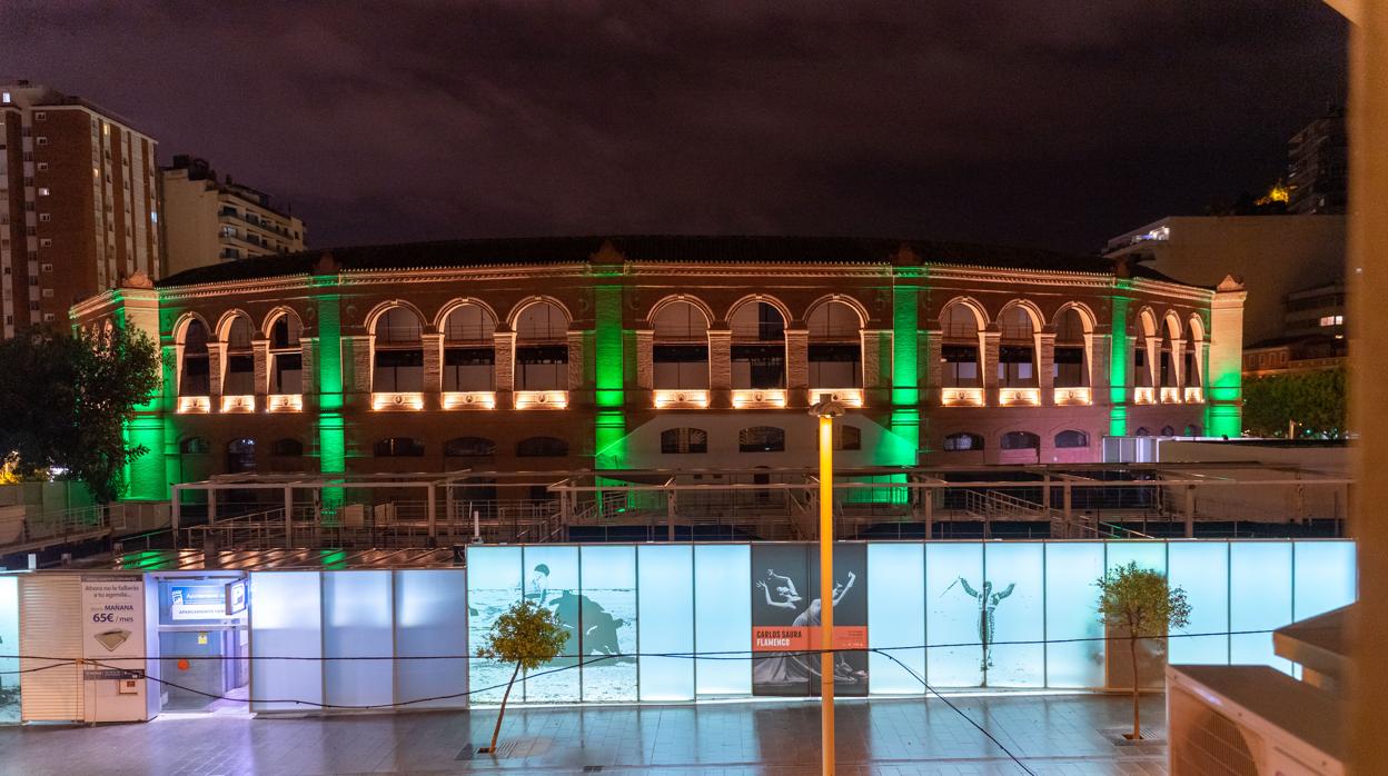 La plaza de toros de La Malagueta iluminada