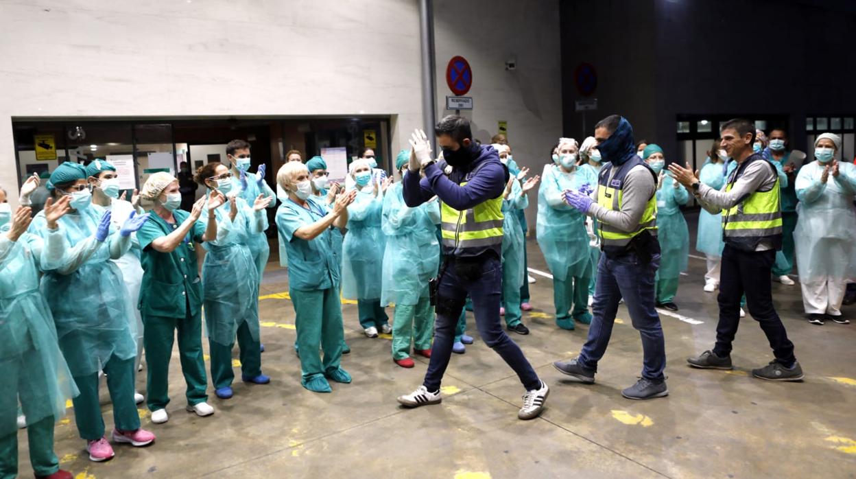Un momento del aplauso de los sanitarios ayer a las puertas de Urgencias, con presencia de la Policía