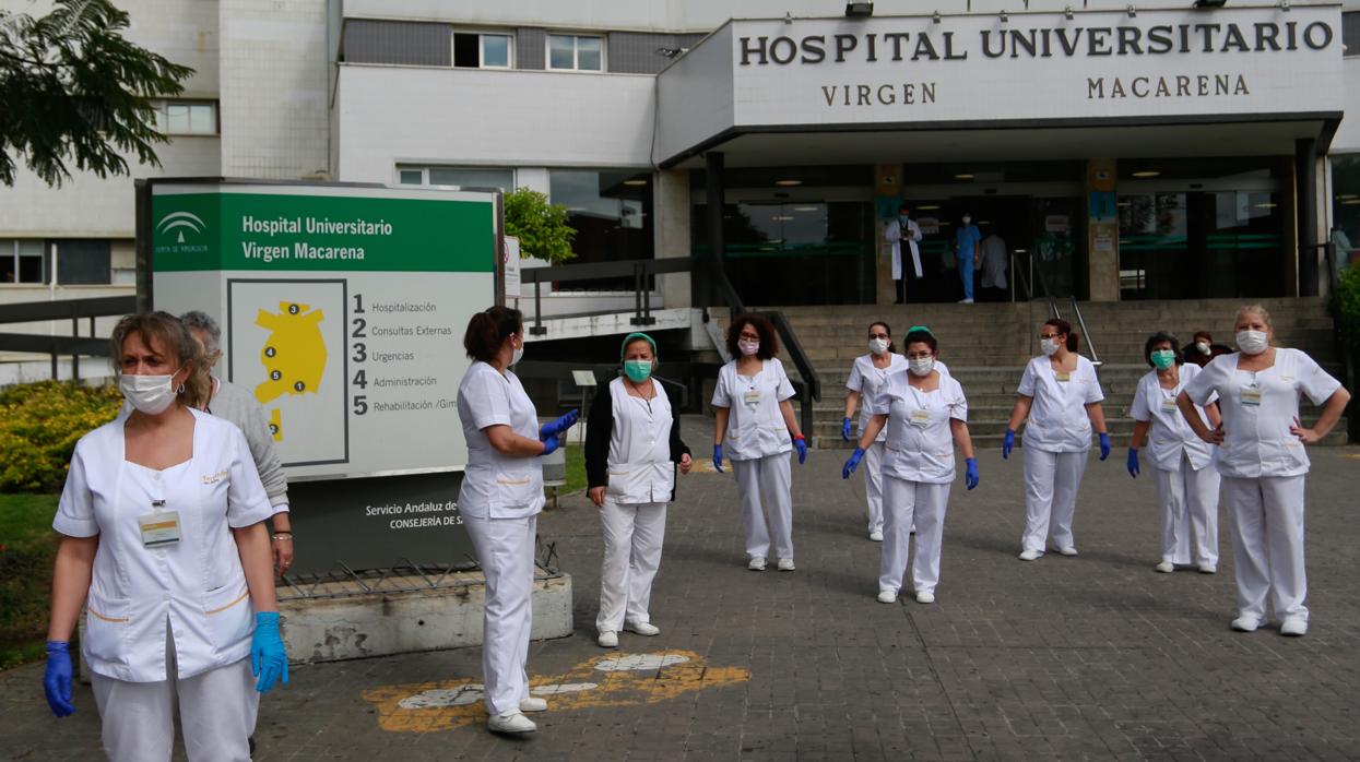 Personal sanitario a las puertas del Hospital Virgen Macarena de Sevilla