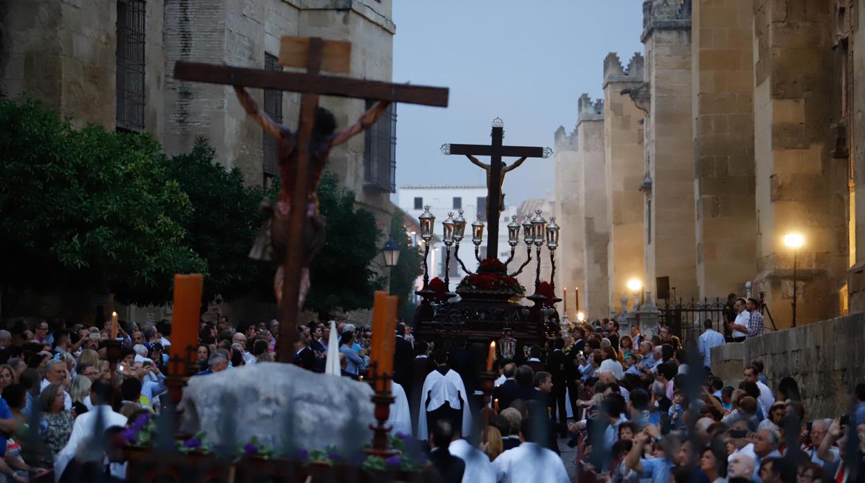 Cristo de la Universidad y Cristo de la Clemencia, en la procesión de traslado para la exposición magna de Córdoba en septiembre de 2019