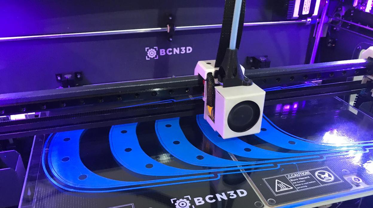 Pieza creada en una impresora 3D para la visera protectora contra el coronavirus