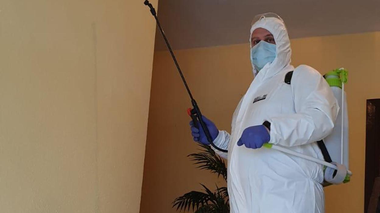 Un guardia civil desinfectando en el cuartel de Almonte