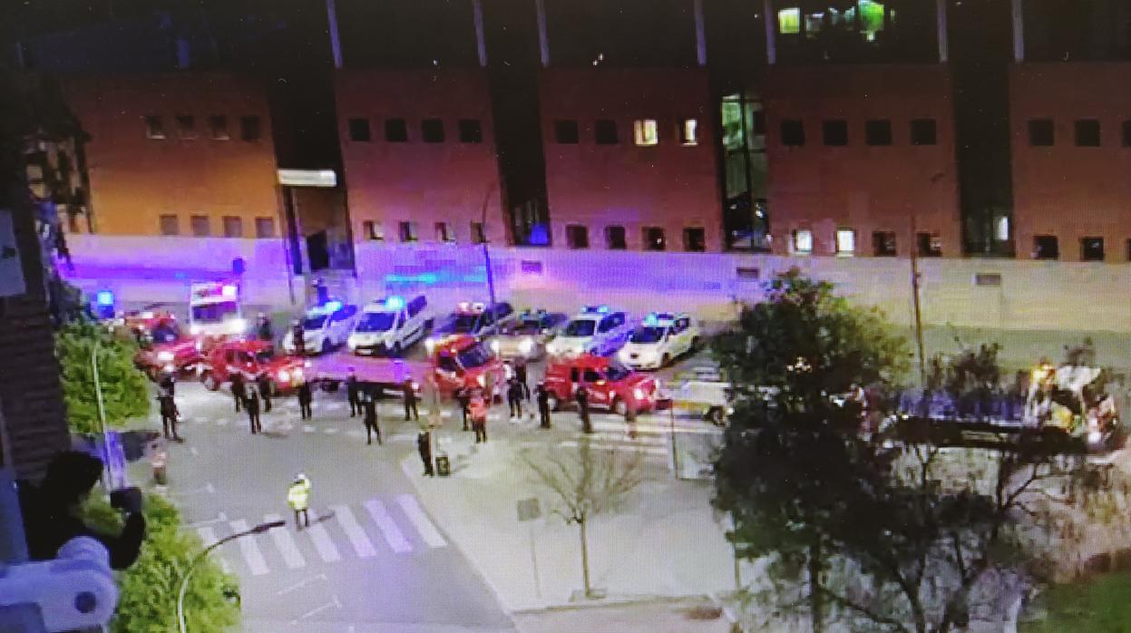 Captura del video de homenaje de la Policía Local y los bomberos a los profesionalesa sanitarios