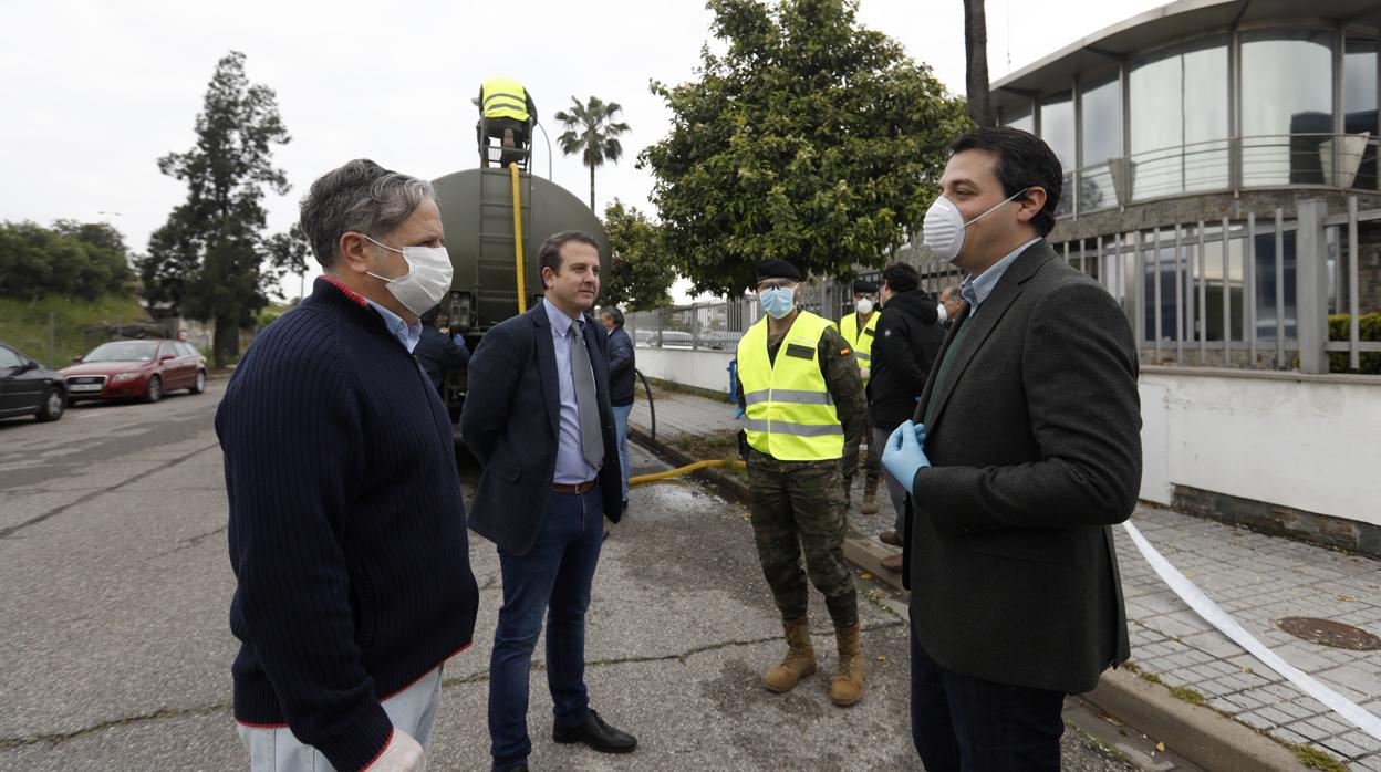 El alcalde, a la derecha con mascarilla junto a Salvador Fuentes