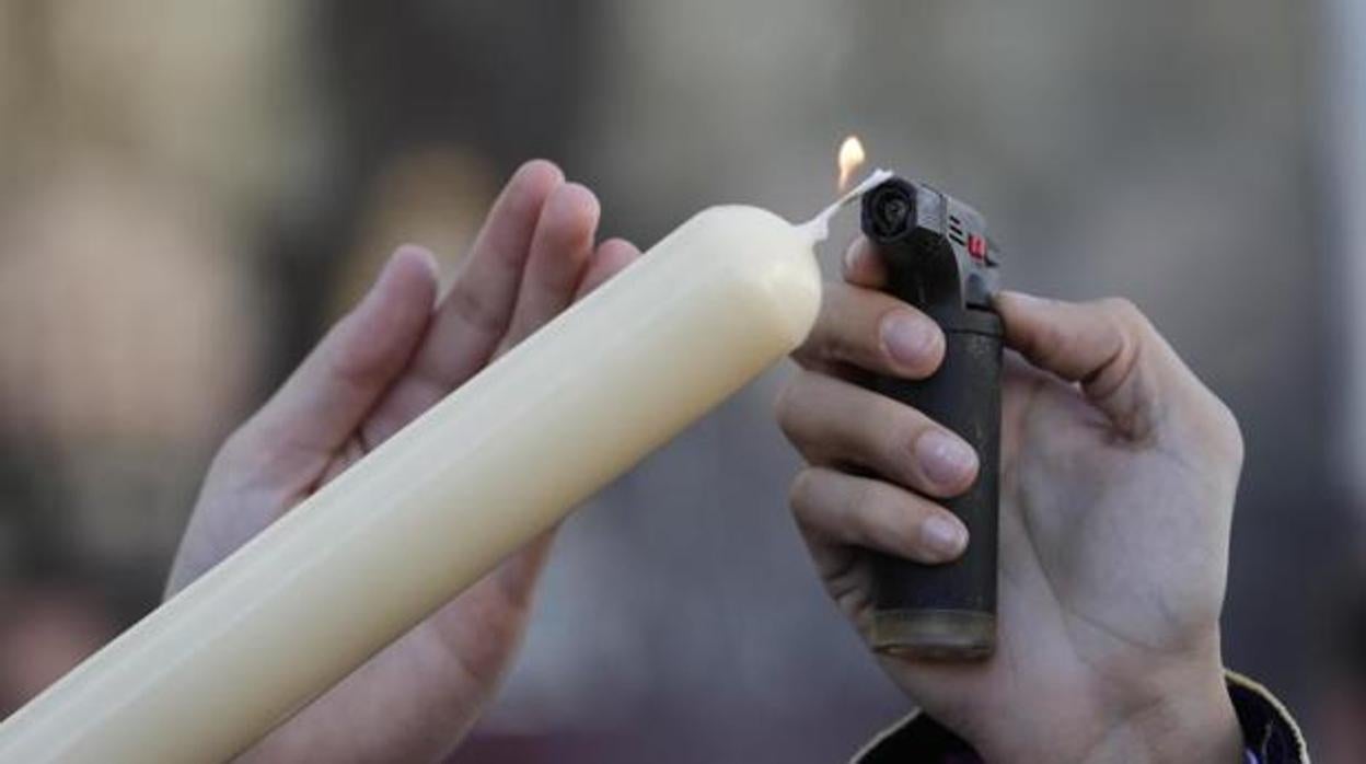 Encendido de una vela durante una procesión