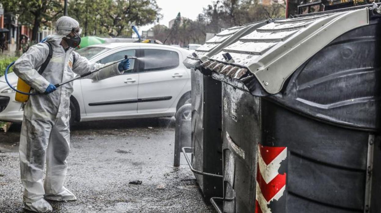Desinfección de contenedores de basura para eliminar el virus