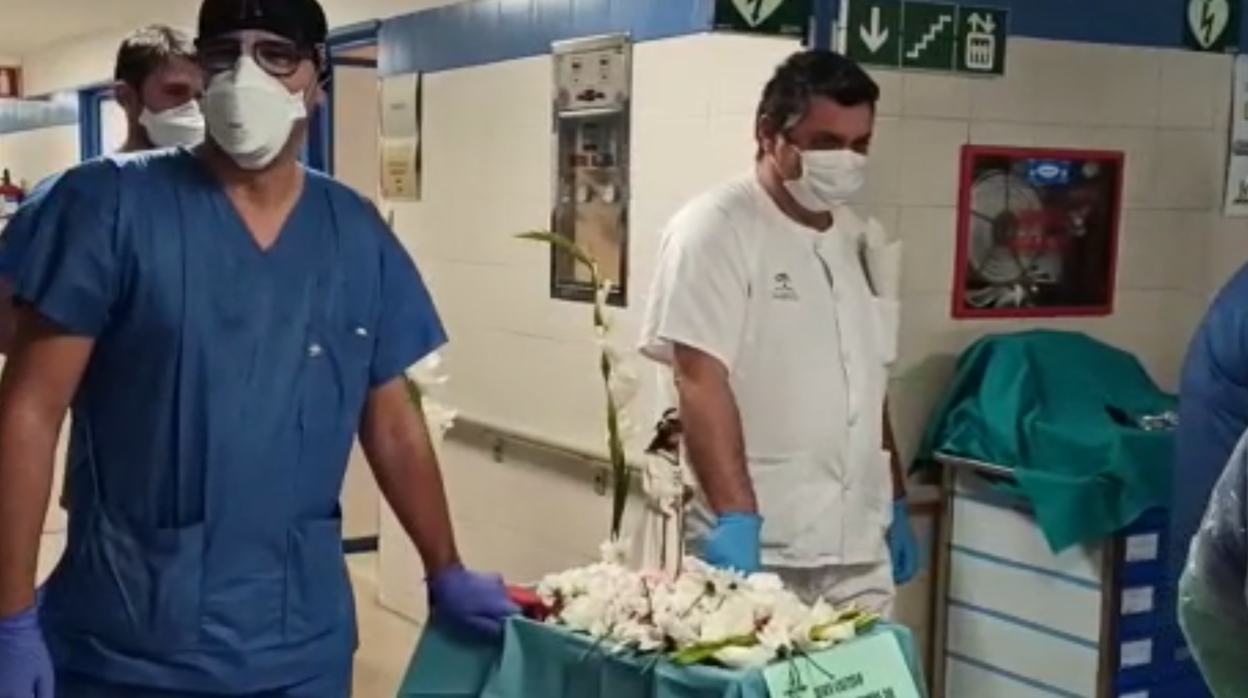 Momento de la procesión en el Hospital Regional