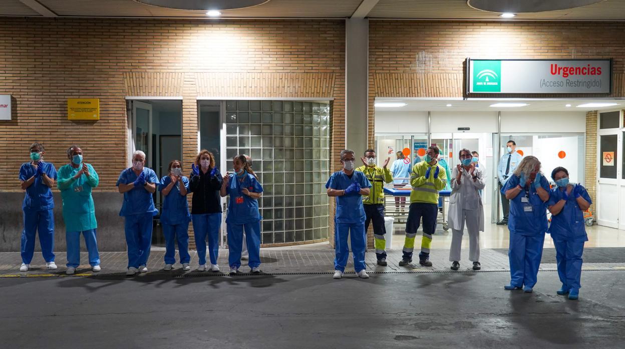 Sanitarios en Sevilla a las puertas de un hospital