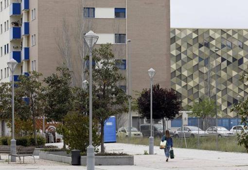 Bloques de edificios y, detrás, el Hospital Quirón