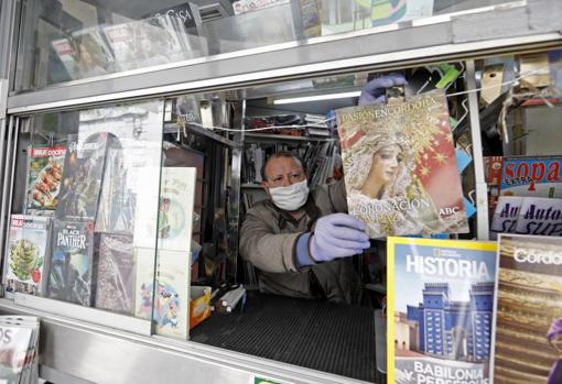 Fernando, quiosquero de Las Tendillas, con la revista de Semana Santa de ABC