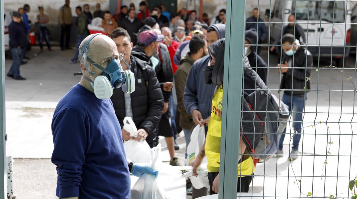 Un trabajador de la Fundación trinitaria Prolibertas repartiendo comida
