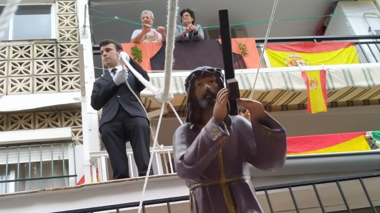 Una de las imágenes pasa de balcón a balcón en La Cala de Mijas