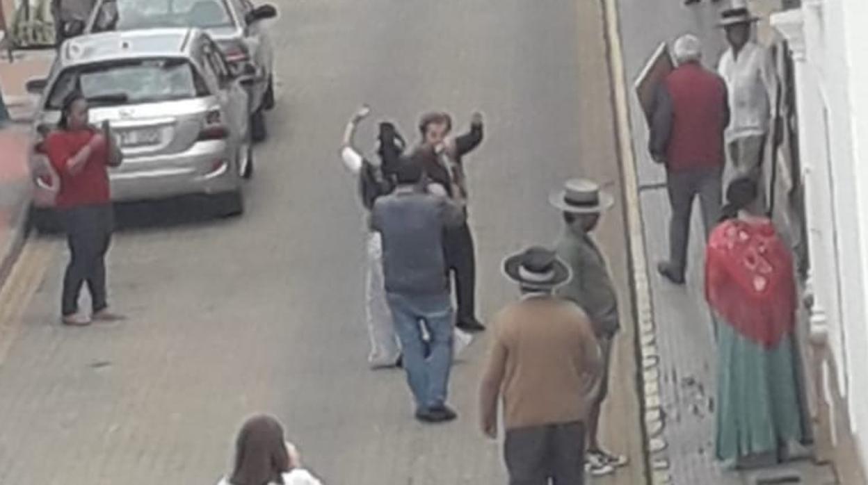 Vecinos bailando y cantando en una de las calles del pueblo