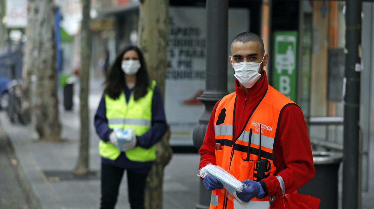 Voluntarios preparados para realizar la entrega de mascarillas