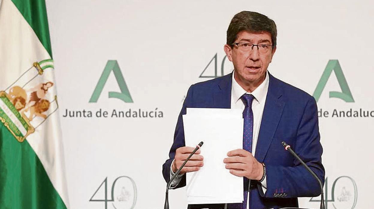 El vicepresidente de la Junta, Juan Marín, ayer en San Telmo con las cartas de los alcaldes socialistas