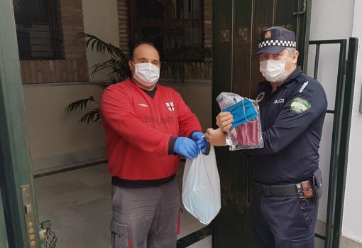 Entrega de material fabricado por el colectivo a la residencia de la calle Buen Pastor