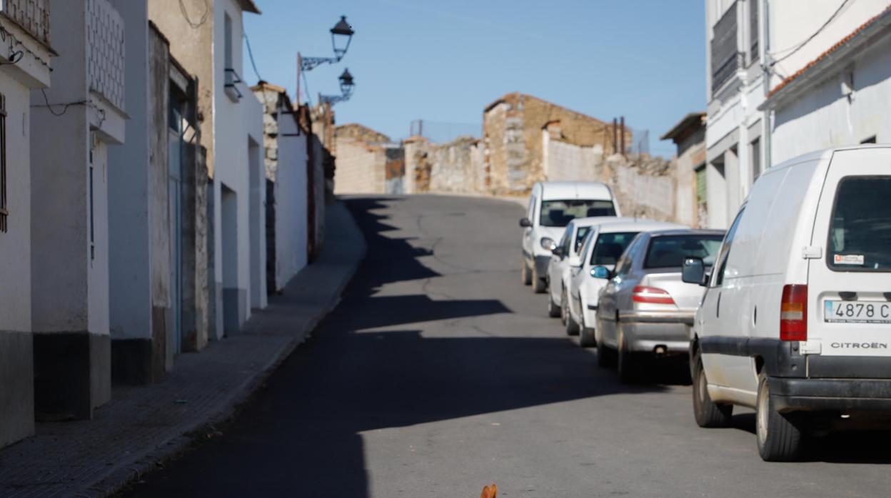 Un perro echado al sol en una calle de Conquista, uno de los municipios de Córdoba con menos habitantes