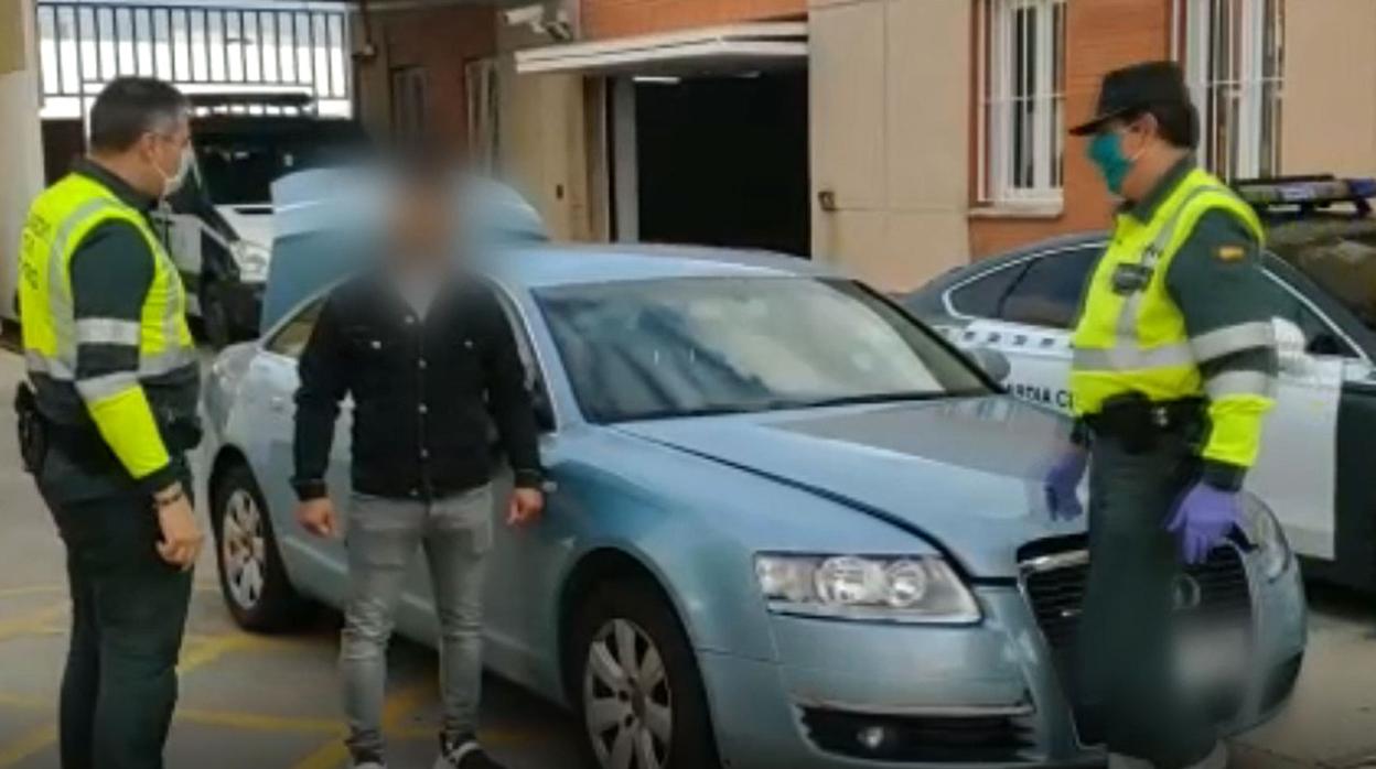 El conductor, tras ser detenido por los agentes